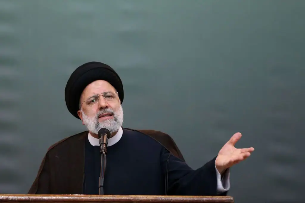 Ebrahim Raisi, o Presidente ultraconservador do Irão que intensificou a repressão contra ativistas, mulheres e críticos do regime