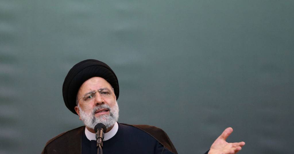 Ebrahim Raisi, o Presidente ultraconservador do Irão que intensificou a repressão contra ativistas, mulheres e críticos do regime