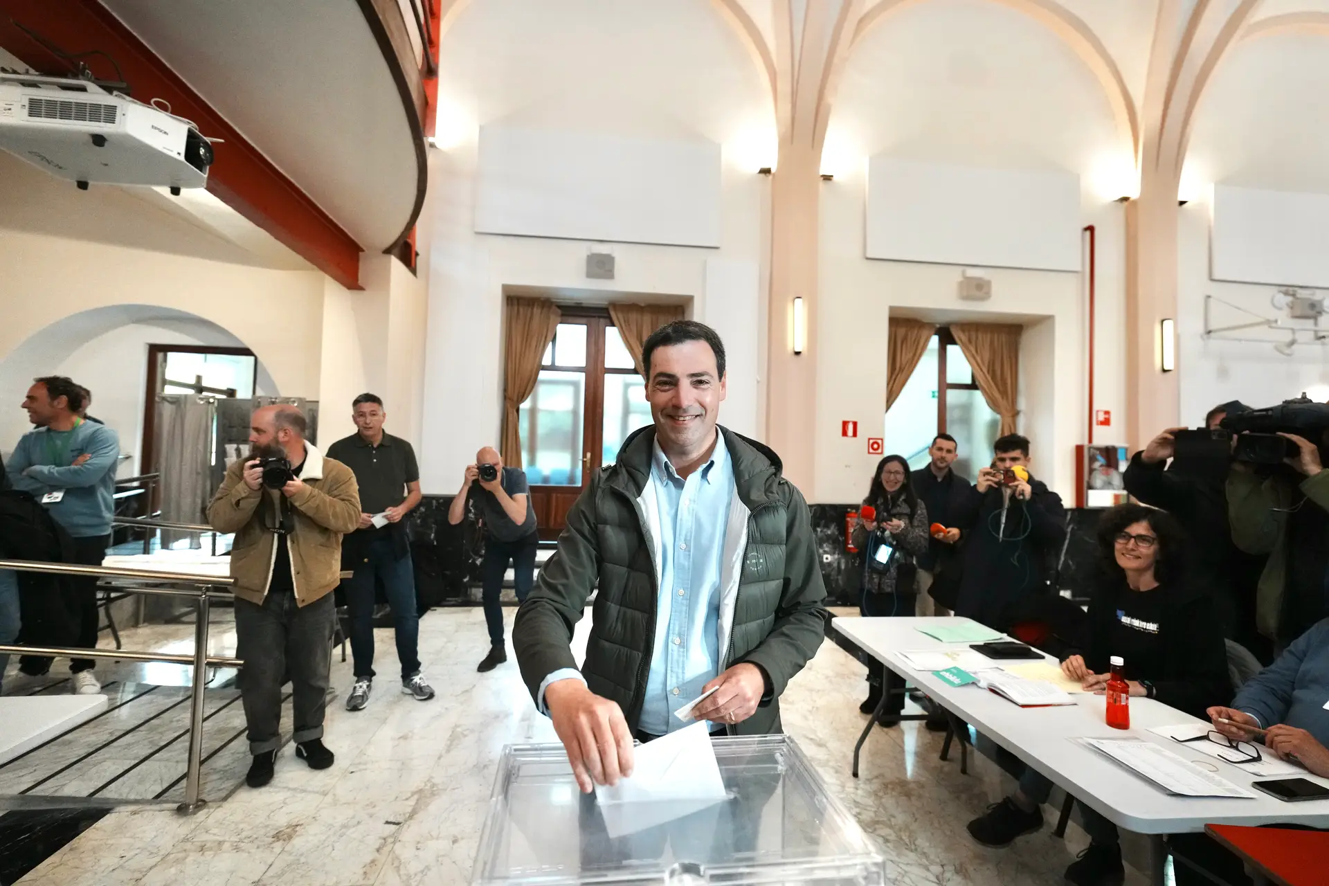 Imanol Pradales, do Partido Nacionalista Basco (na imagem, a votar em Portugalete, na Biscaia) é o mais provável futuro chefe do governo autonómico