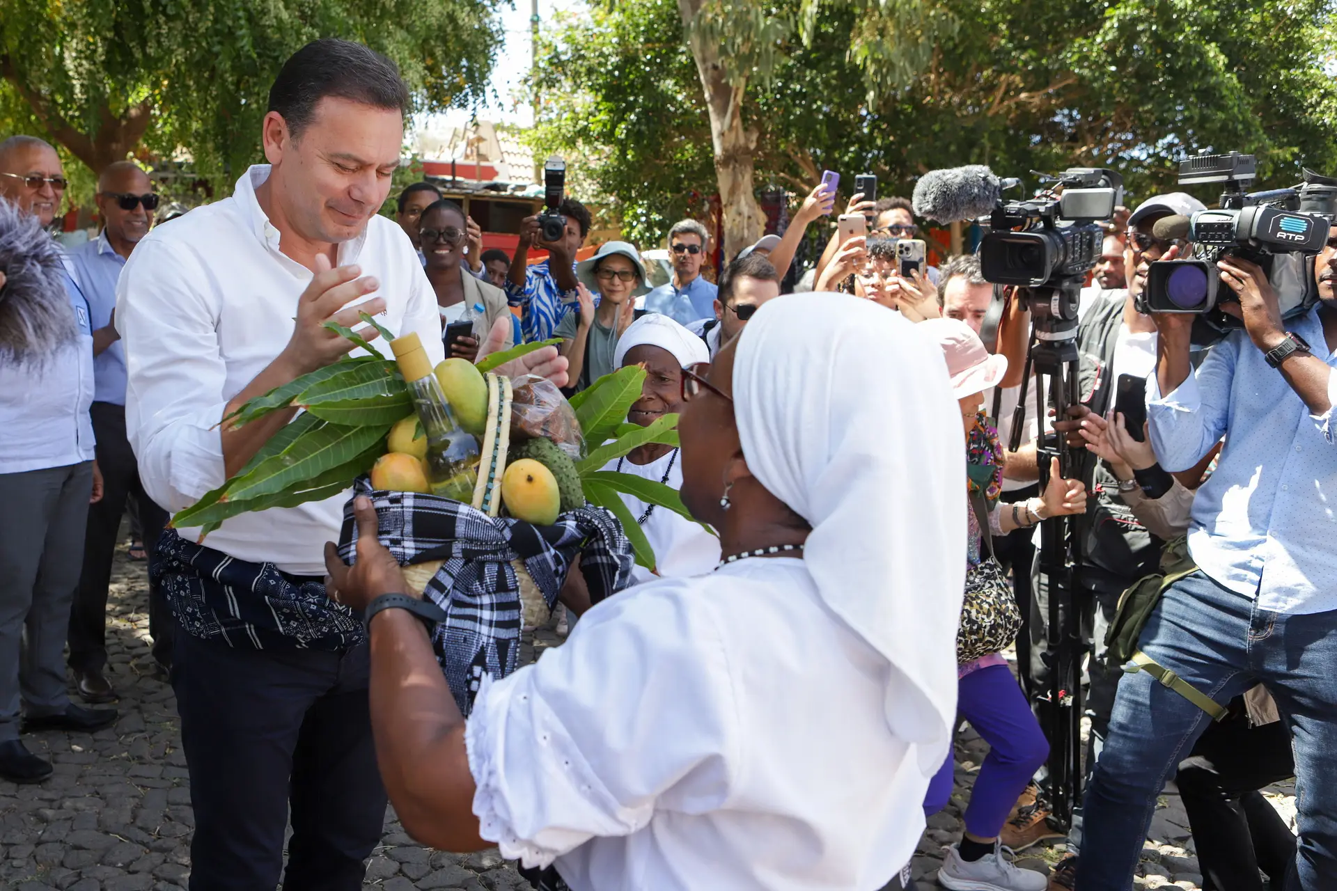 Luís Montenegro recebido na Cidade Velha, em Cabo Verde