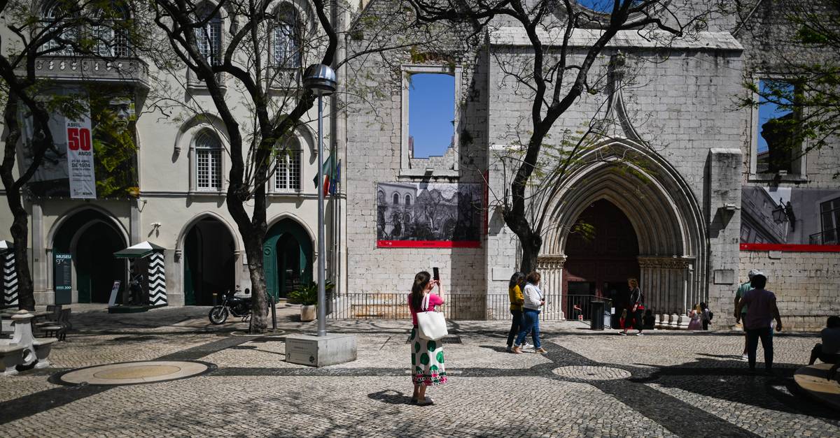 Arraial no Largo do Carmo cancelado: organização denuncia “escolha política” da Câmara de Lisboa, que diz que acusações são “falsas”
