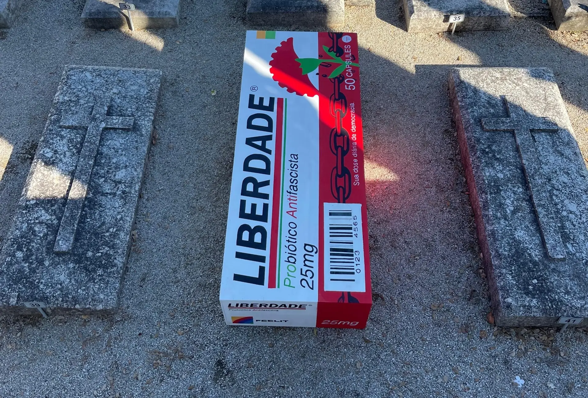 Bordalo II. stellt eine Kiste mit „antifaschistischen“ Medikamenten auf Salazars Grab
