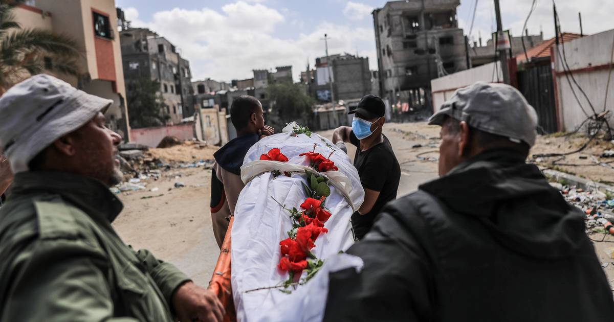 “Mantivemos a dignidade dos corpos”: no 200º dia de guerra, Israel defende-se das valas comuns em Gaza