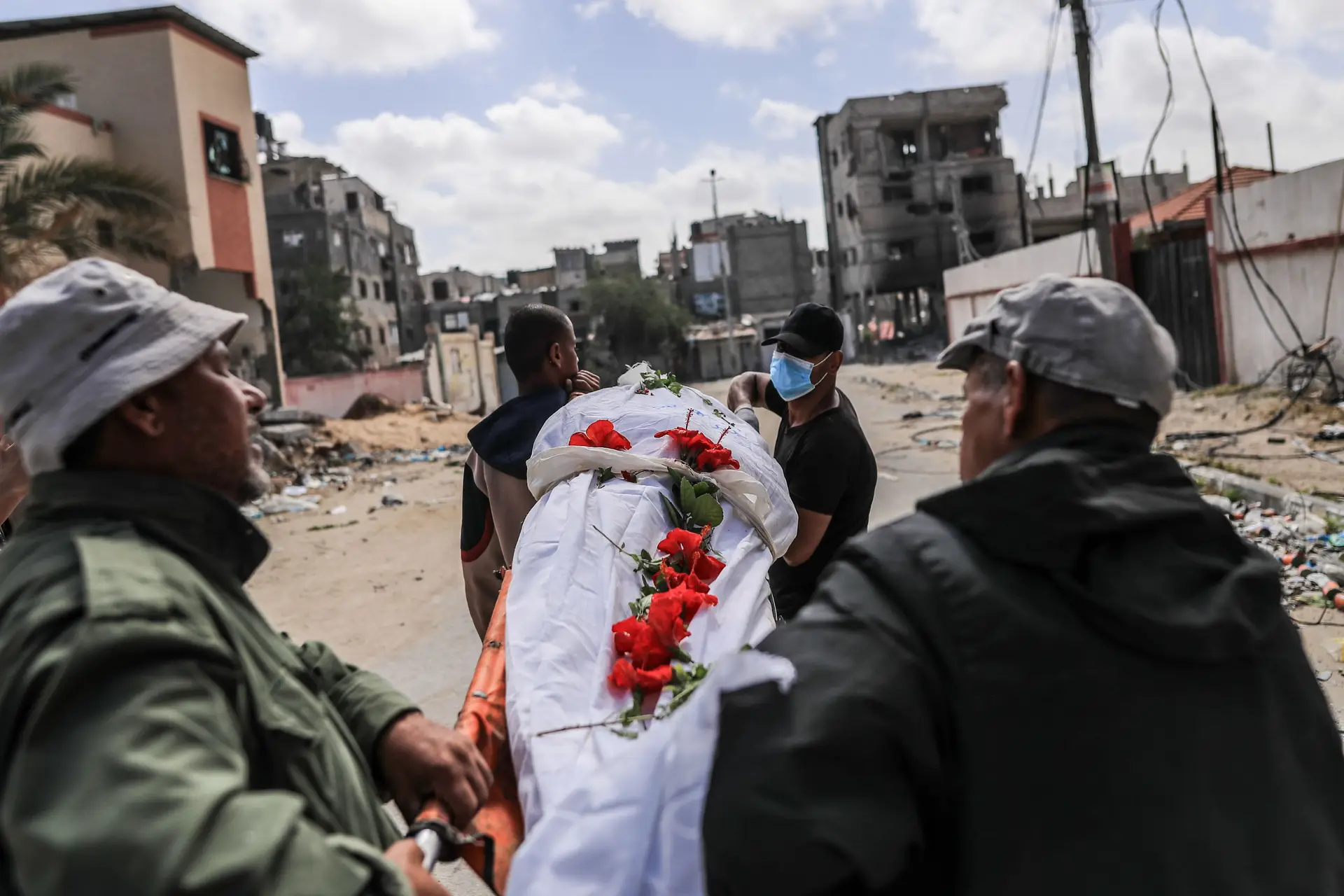 “Mantivemos a dignidade dos corpos”: no 200º dia de guerra, Israel defende-se das valas comuns em Gaza