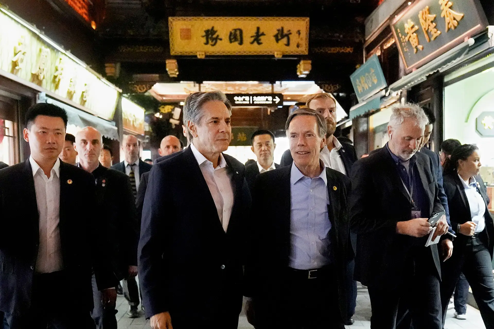 Blinken com o embaixador dos Estados Unidos na China, Nicholas Burns, nos jardins Yu de Xangai