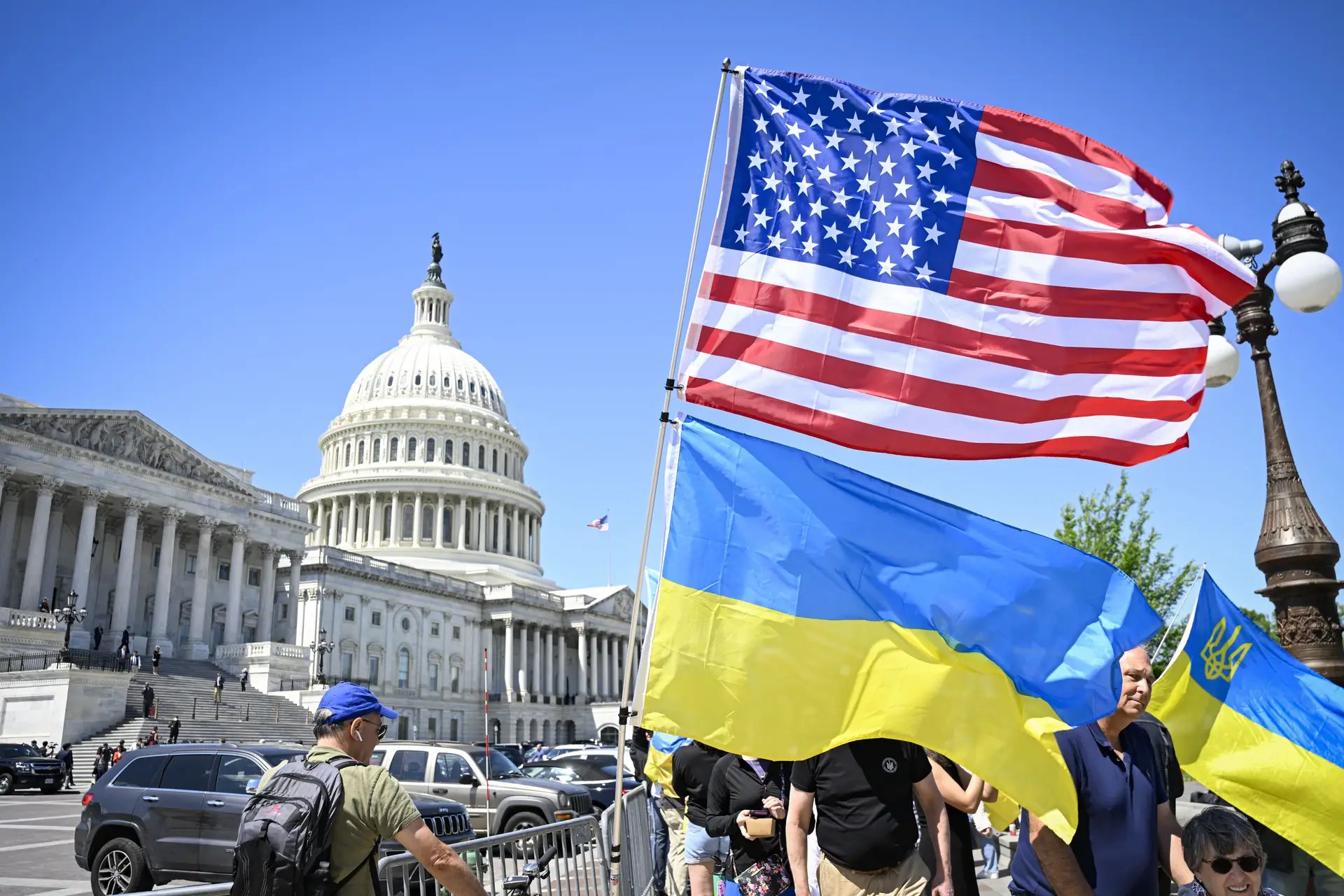 EUA lançam novo pacote de sanções à Rússia, combate ao "fascismo na Ucrânia" marca no 1.º de maio
