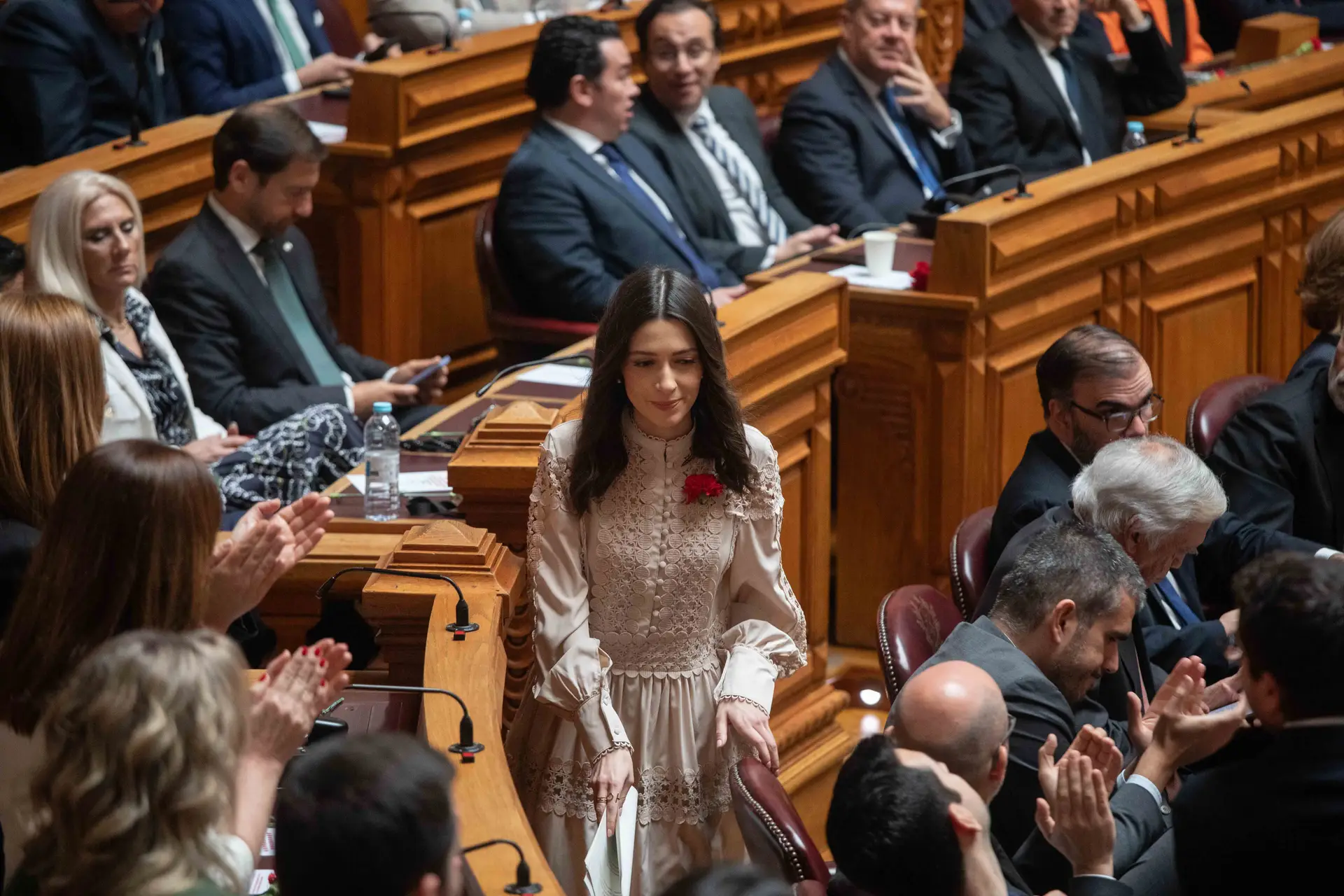 Aqui entre as bancadas de direita, deputada do PSD eleita pelo Porto, Ana Gabriela Cabilhas, foi uma das surpresas destas comemorações dos 50 anos do 25 de Abril