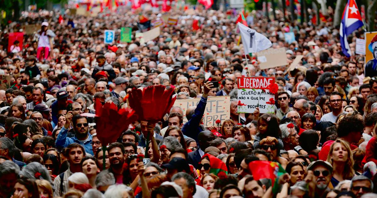Quase 219 mil pessoas celebraram os 50 anos do 25 de Abril nas ruas de Lisboa