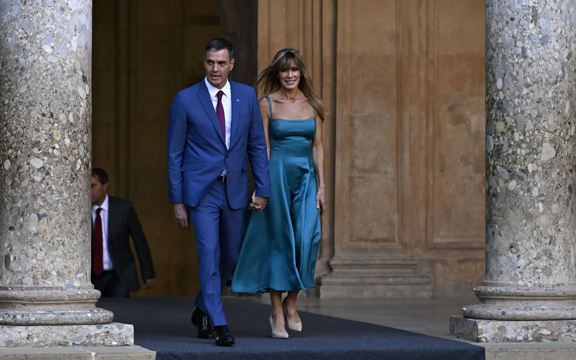 O primeiro-ministro espanhol, Pedro Sánchez, e a sua mulher, Begoña Gómez, numa festa no palácio de Alhambra, em Granada 