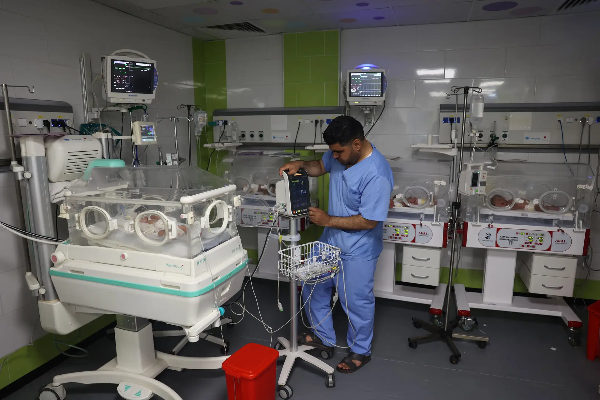 Unidade neonatal e bebés prematuros no hospital Emirati, em Rafah