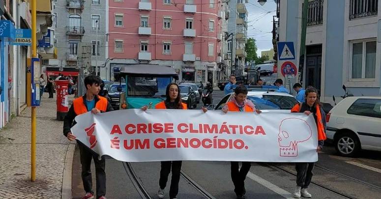 Duas ativistas do Climáximo detidas em ação em Lisboa. Foram libertadas seis horas depois