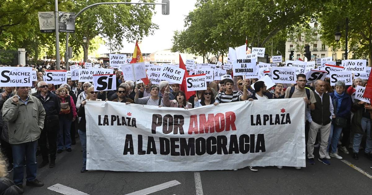 Milhares voltam a manifestar-se em Espanha para pedir a Sánchez que não se demita [veja as imagens]