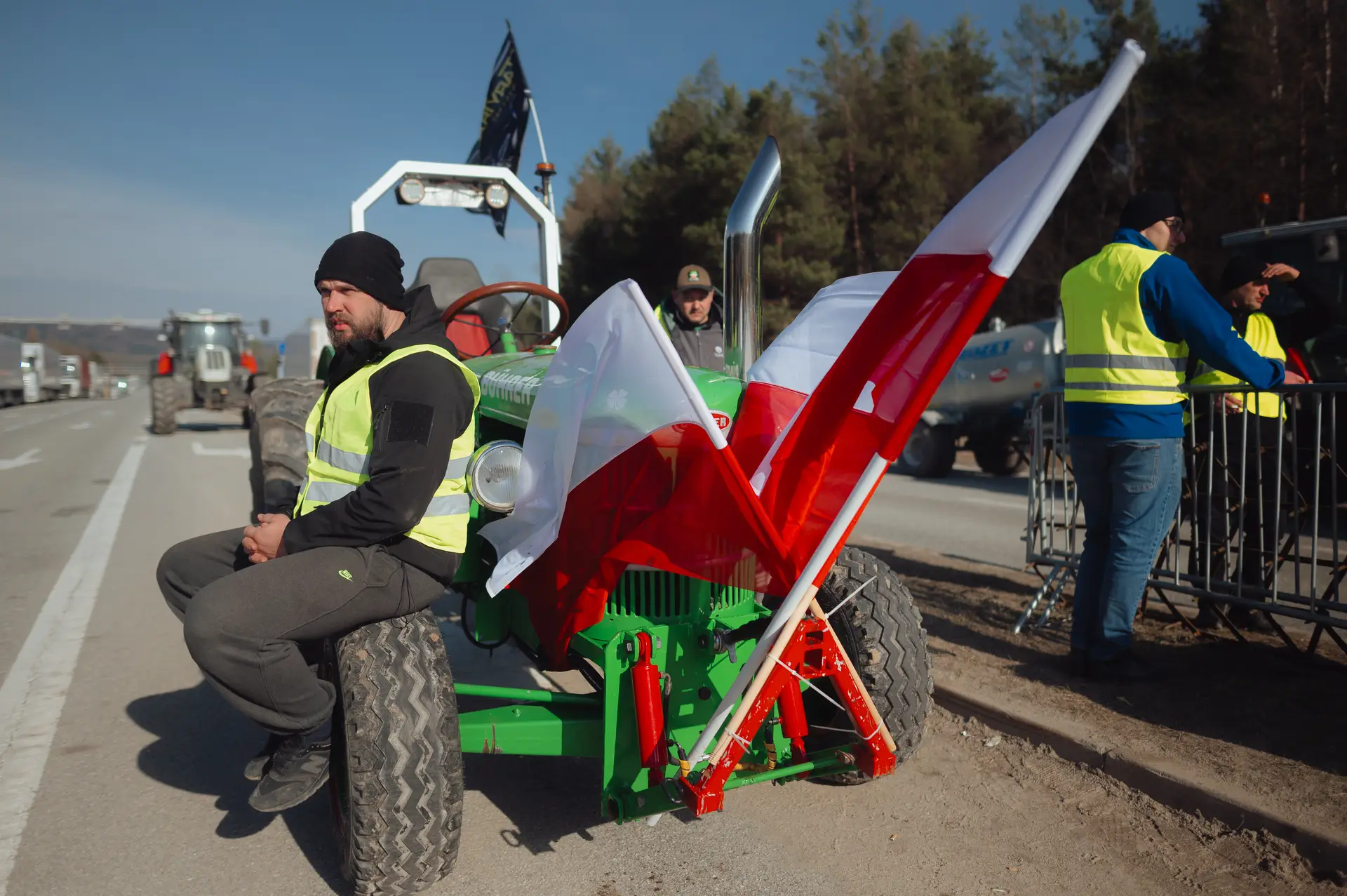 Agricultores polacos bloqueiam um posto fronteiriço com a Eslováquia, que afirmam ser utilizado como rota para trazer produtos da Ucrânia para a Polónia