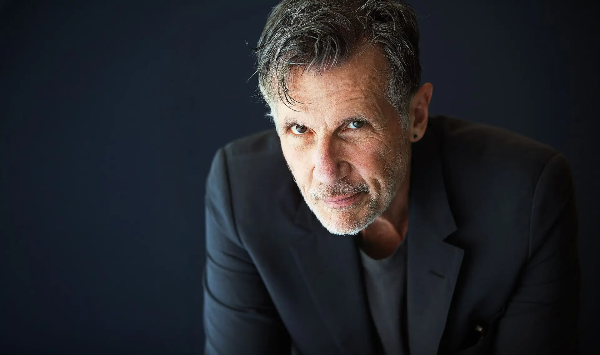 Entrevista a Michael Cunningham, escritor, o último fumador da América: “Escrever é um ato de resistência e fé”