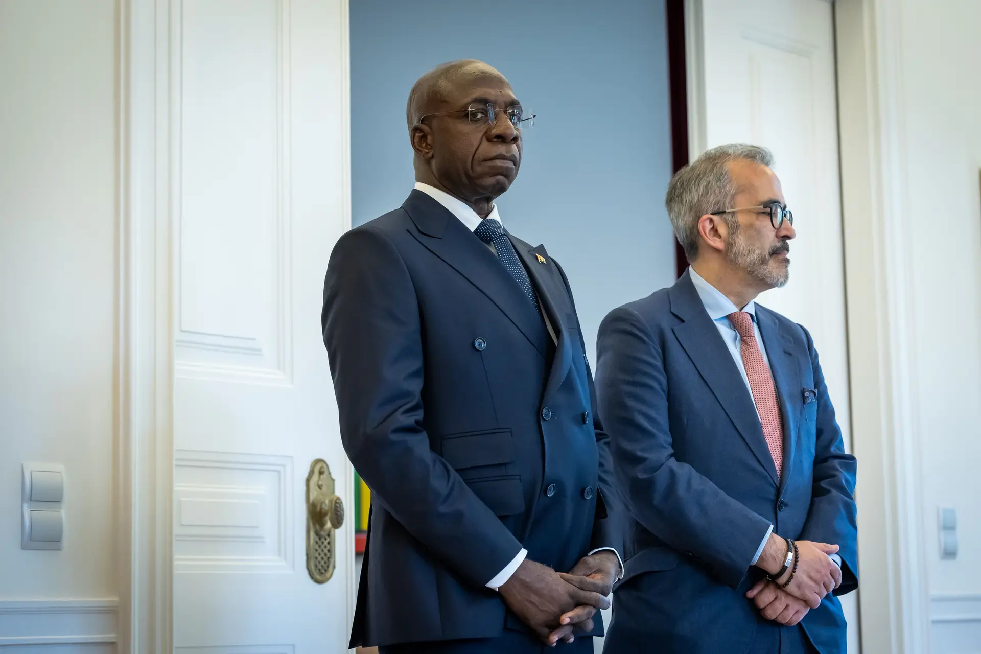 O ministro dos Negócios Estrangeiros de Portugal, Paulo Rangel (D), acompanhado pelo ministro das Relações Exteriores de Angola, Téte Antóni