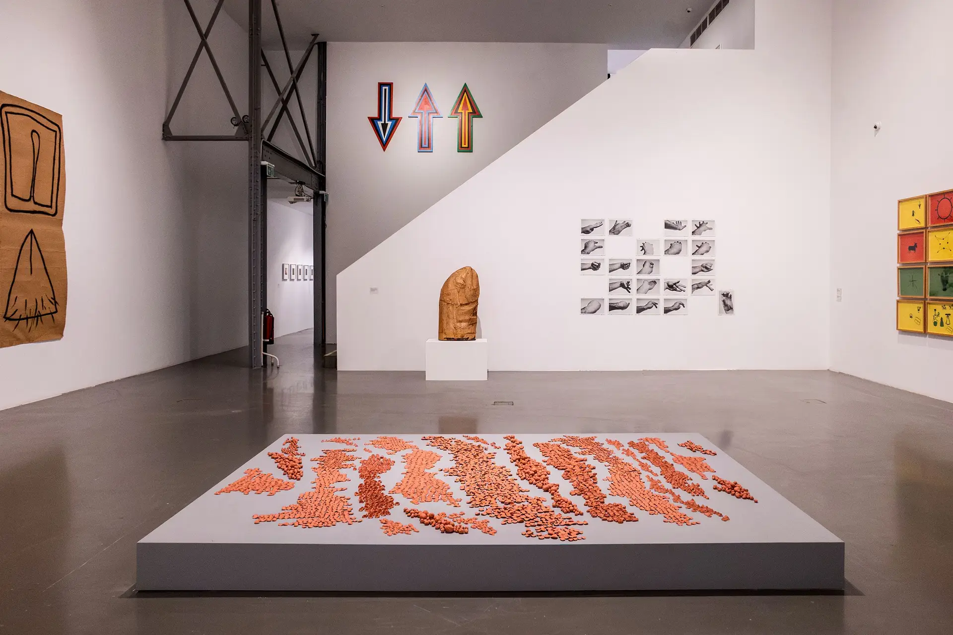 Comissariada por João Pinharanda e Sérgio Mah e com título proveniente do refrão de ‘Com Um Brilhozinho nos Olhos’, de Sérgio Godinho, esta exposição é composta maioritariamente por obras pertencentes à Coleção de Arte da Fundação EDP