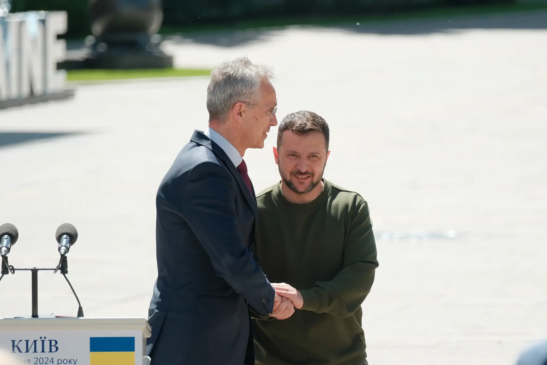 O secretário-geral da NATO, Jens Stoltenberg, e o Presidente ucraniano, Volodymyr Zelensky, durante a conferência de imprensa em Kiev, na Ucrânia
