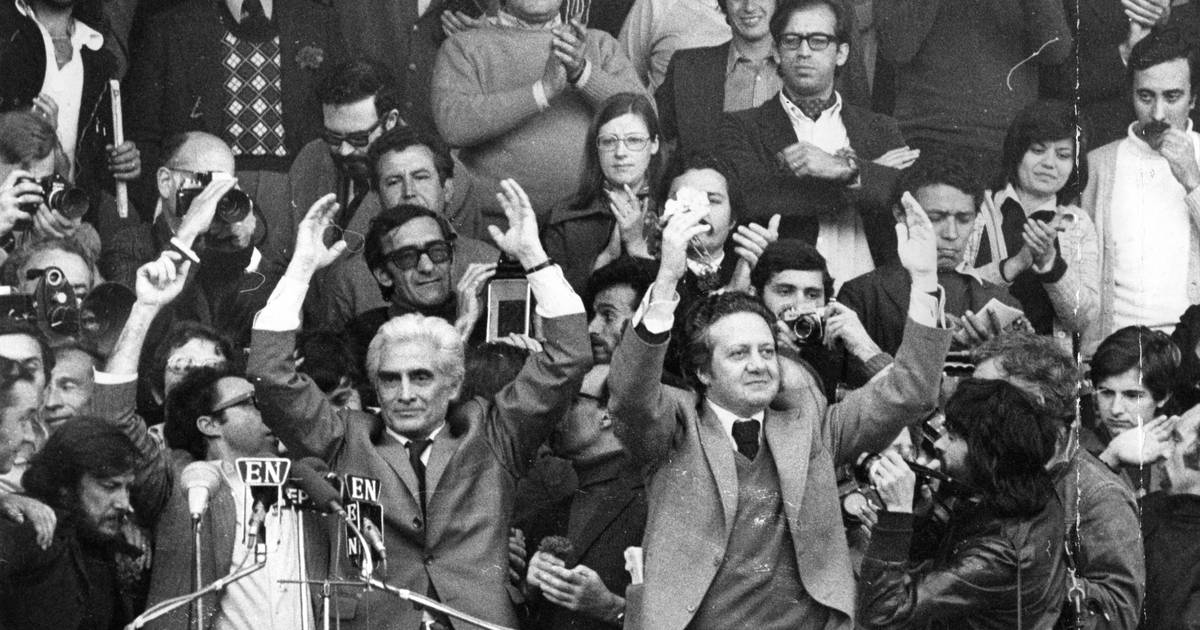 1 de Maio de 1974: O dia em que o povo saiu à rua, os militares marcharam,  e as janelas se enfeitaram de colchas e cravos