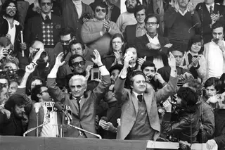 1 de Maio de 1974: O dia em que o povo saiu à rua, os militares marcharam, e as janelas se enfeitaram de colchas e cravos