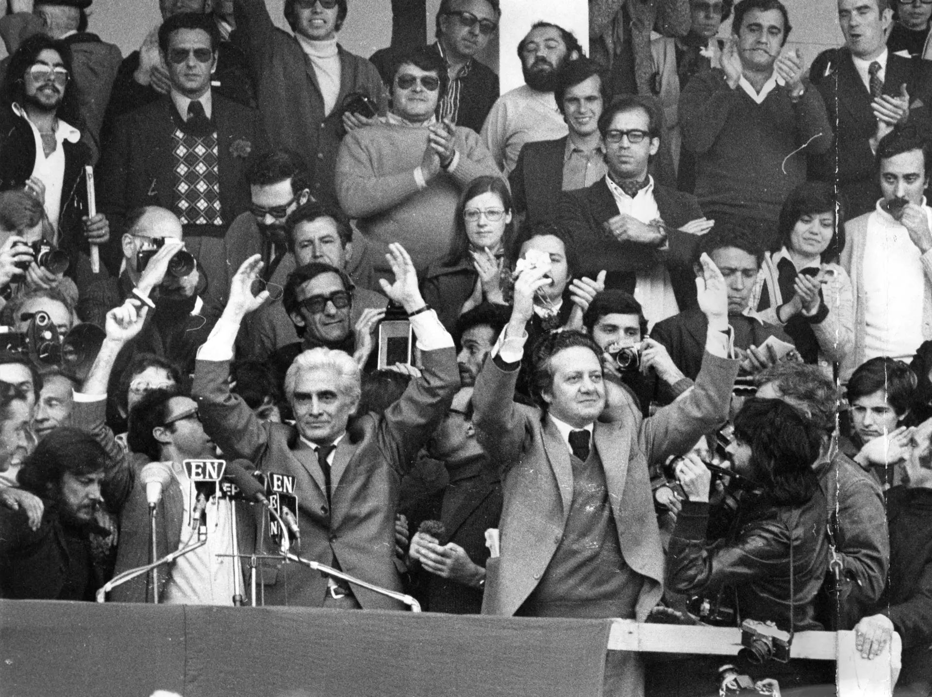 Mário Soares e Álvaro Cunhal,acabados de regressar do exílio e ainda unidos, na tribuna do Estádio 1º de Maio, durante o primeiro grande comício da democracia portuguesa, no dia 1 de maio de 1974
