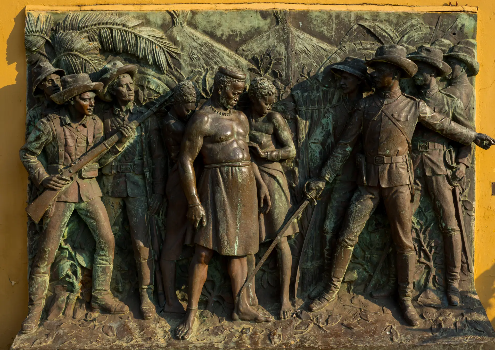 Fresco com soldados portugueses e indígenas na Fortaleza de Maputo, em Moçambique
