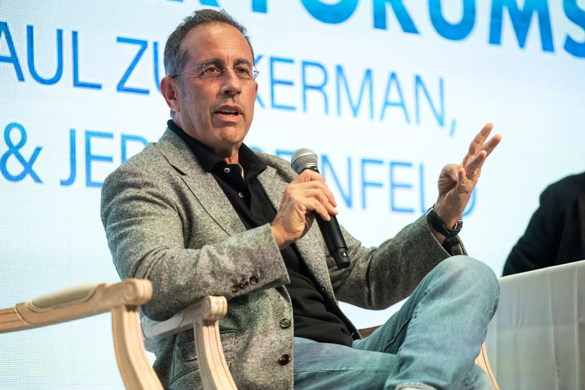 EUA: universitários abandonam cerimónia após Seinfeld, que tem apoiado Israel na guerra contra o Hamas, subir ao palco