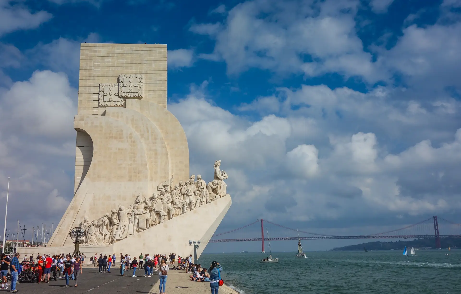Portugal não deve pedir desculpa às ex-colónias, revela sondagem da Católica