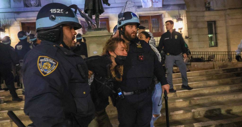 Polícia expulsa manifestantes pró-Palestina da Universidade de Colúmbia