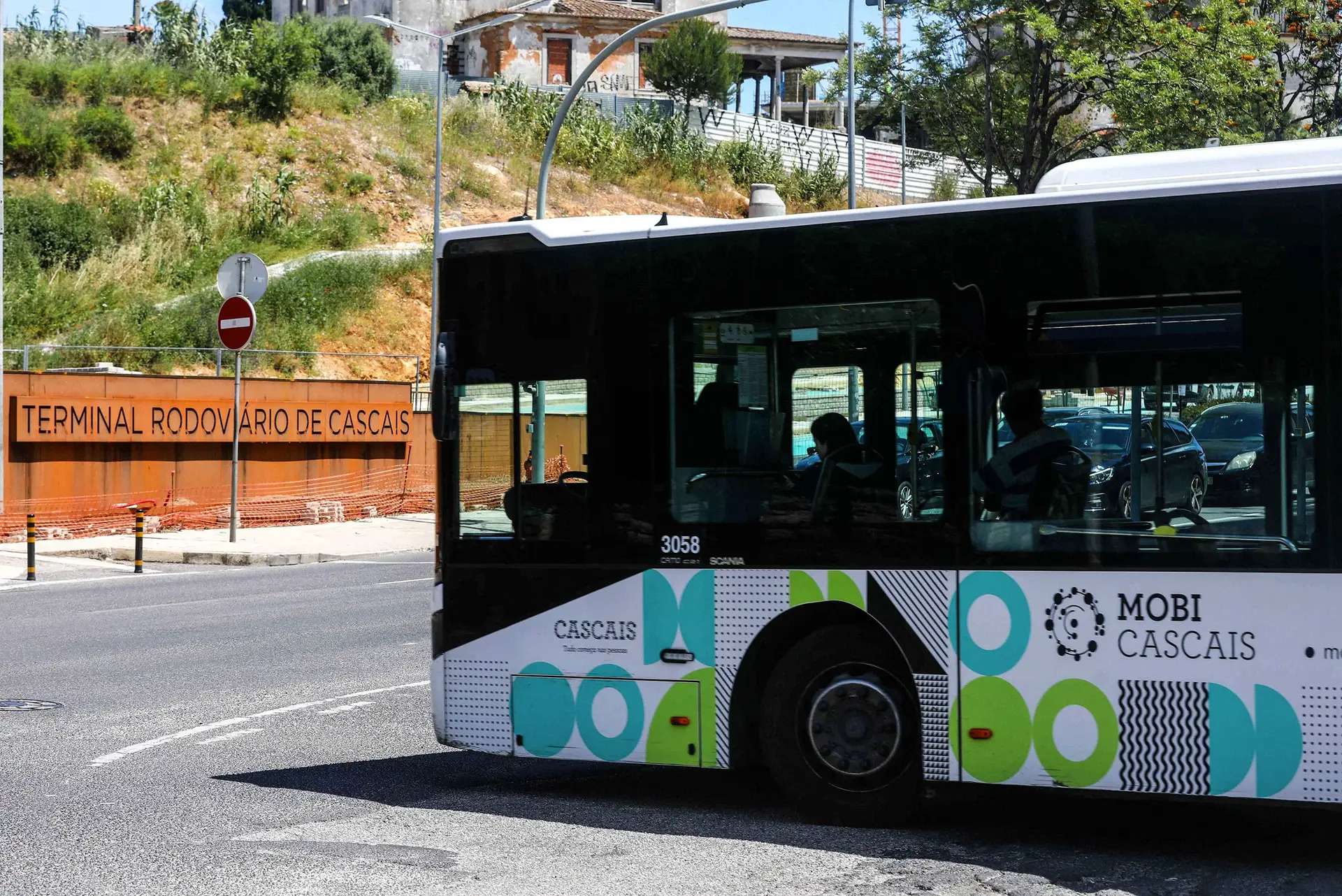 A rede MobiCascais opera 44 linhas no concelho de Cascais (36 através da Martin e 8 pela autarquia) e transportou 9,9 milhões de passageiros em 2023