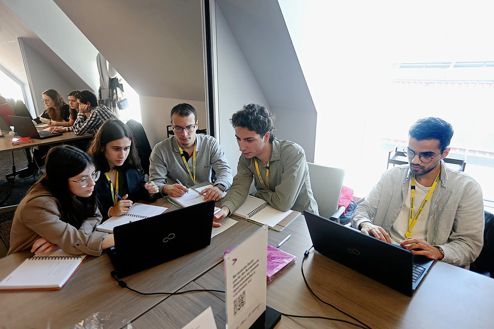 A equipa liderada por Jorge Cordeiro em pleno processo de decisão na final nacional do Global Management Challenge 2023