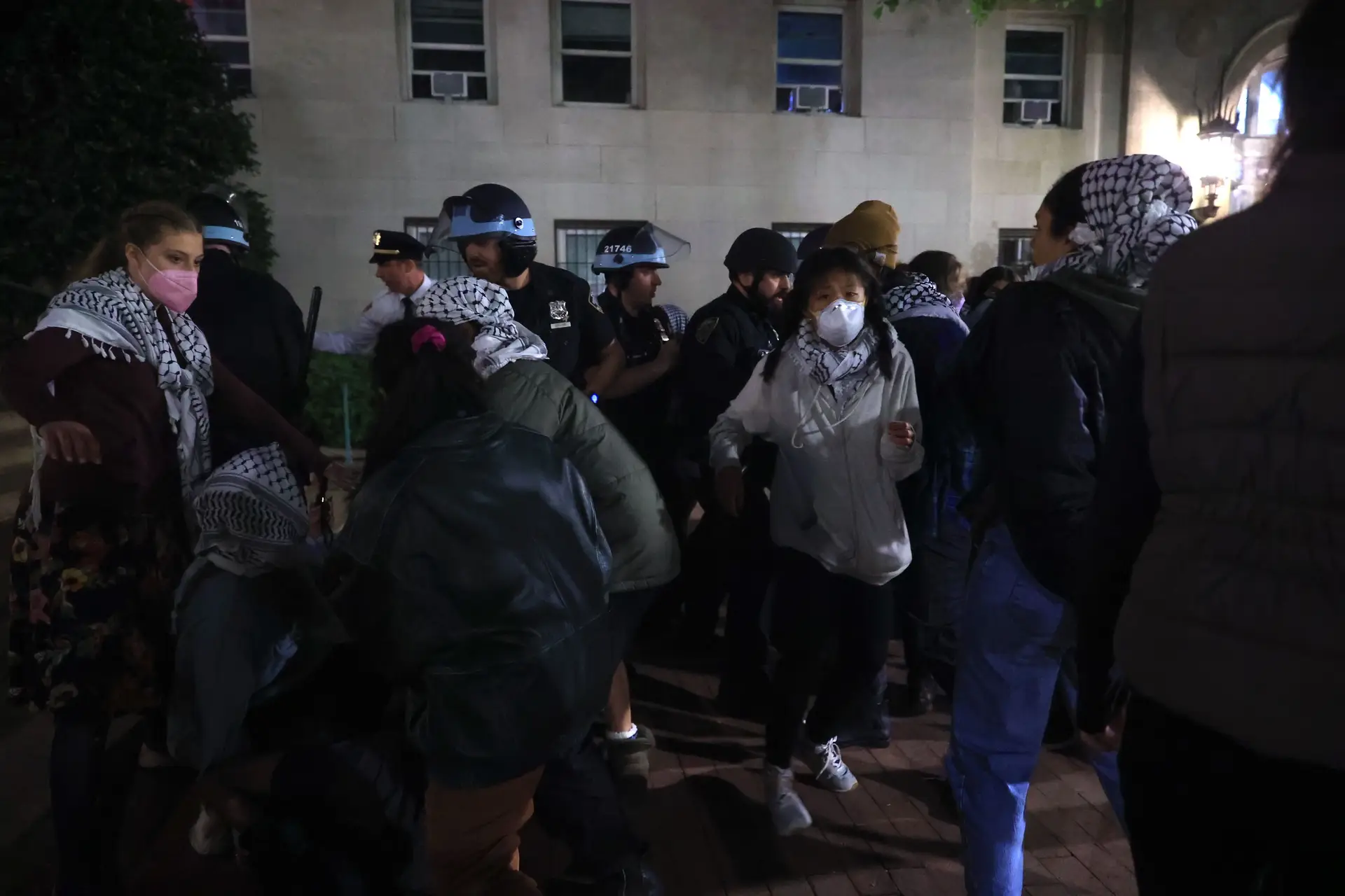 Agentes da polícia de Nova Iorque detêm manifestantes pró-palestinianos na Universidade de Columbia  