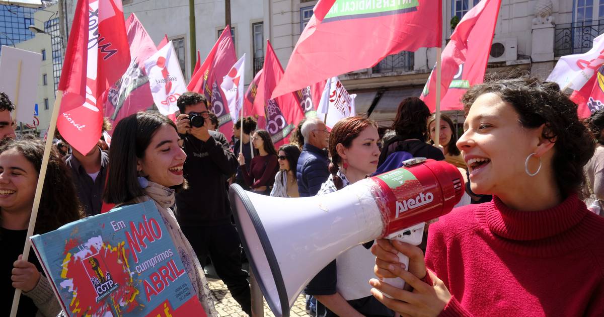 1.º de Maio, Dia do Trabalhador: centenas de pessoas começam a subir Almirante Reis em Lisboa