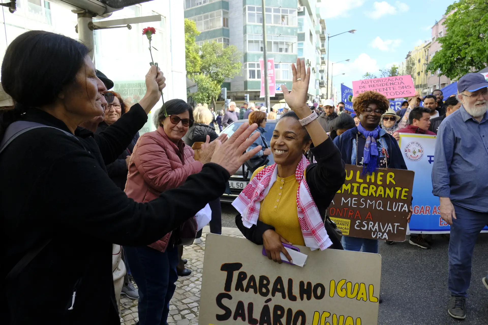 Grupos de imigrantes marcaram presença no desfile do 1º de Maio da CGTP, em Lisboa, apelando a um maior respeito pelos direitos dos trabalhadores estrangeiros