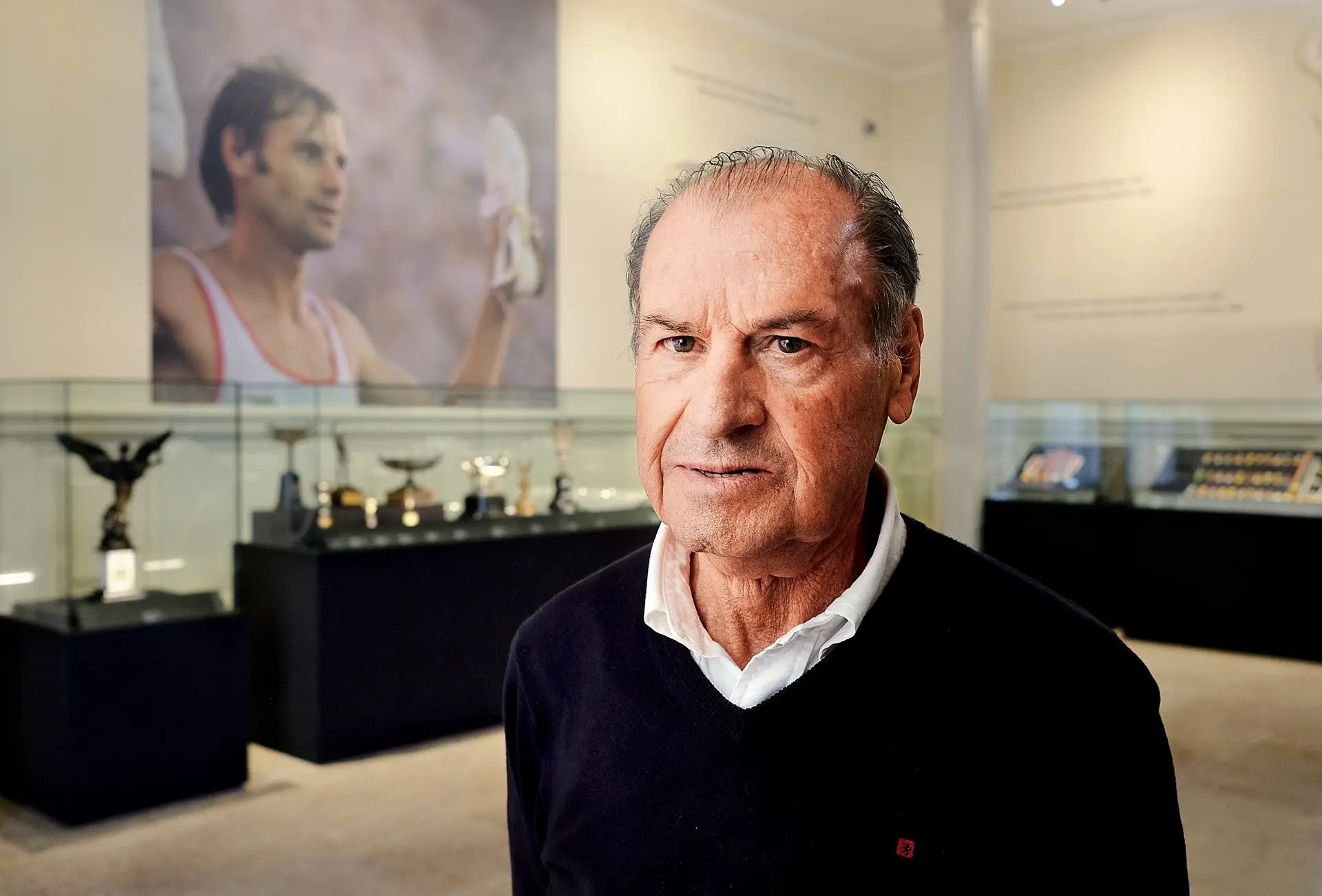 Carlos Lopes, de 77 anos, no pavilhão que ganhou o seu nome e parte do seu espólio desportivo, o primeiro campeão olímpico português