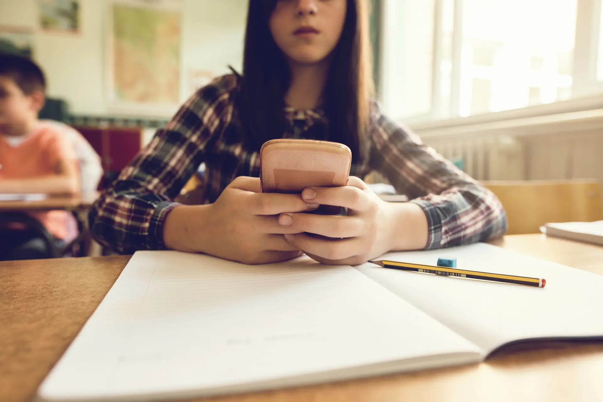 Há mais escolas a proibir telemóveis nas salas, nos corredores e no recreio