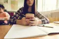 Há mais escolas a proibir telemóveis