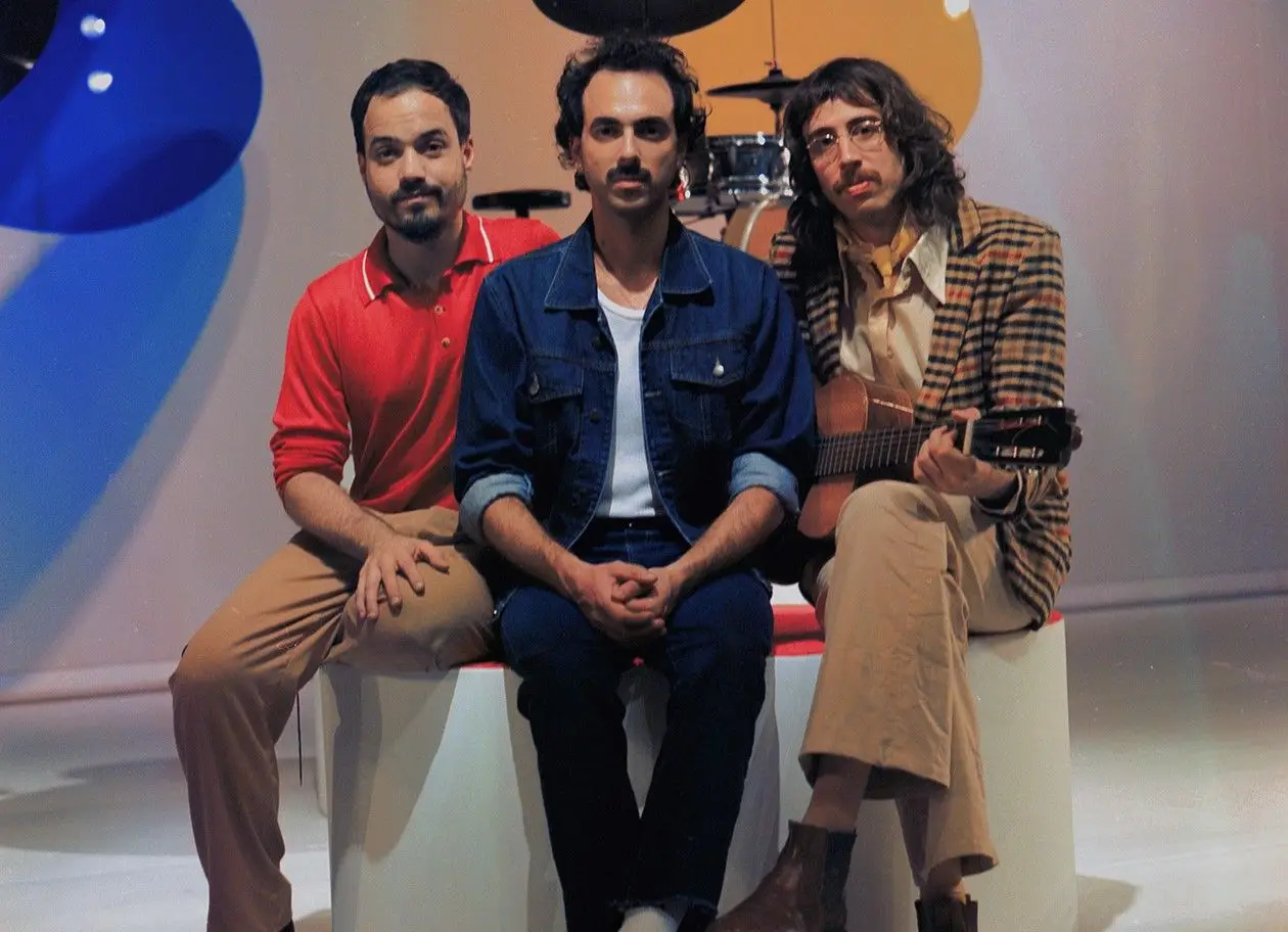 Tim Bernardes anuncia paragem da sua banda, O Terno. Os últimos concertos são em Portugal