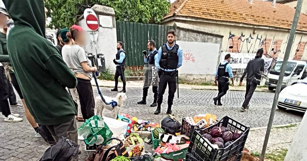 Movimento “Okupar Abril” expulso pela polícia de edifício devoluto em Lisboa: tinham uma cantina e trabalhavam com crianças e idosos