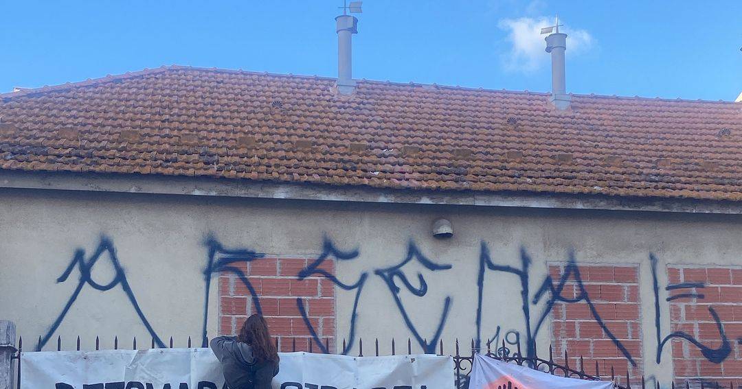 Movimento “Okupar Abril” expulso pela polícia de edifico devoluto em Lisboa: tinham uma cantina e trabalhavam com criança e idosos
