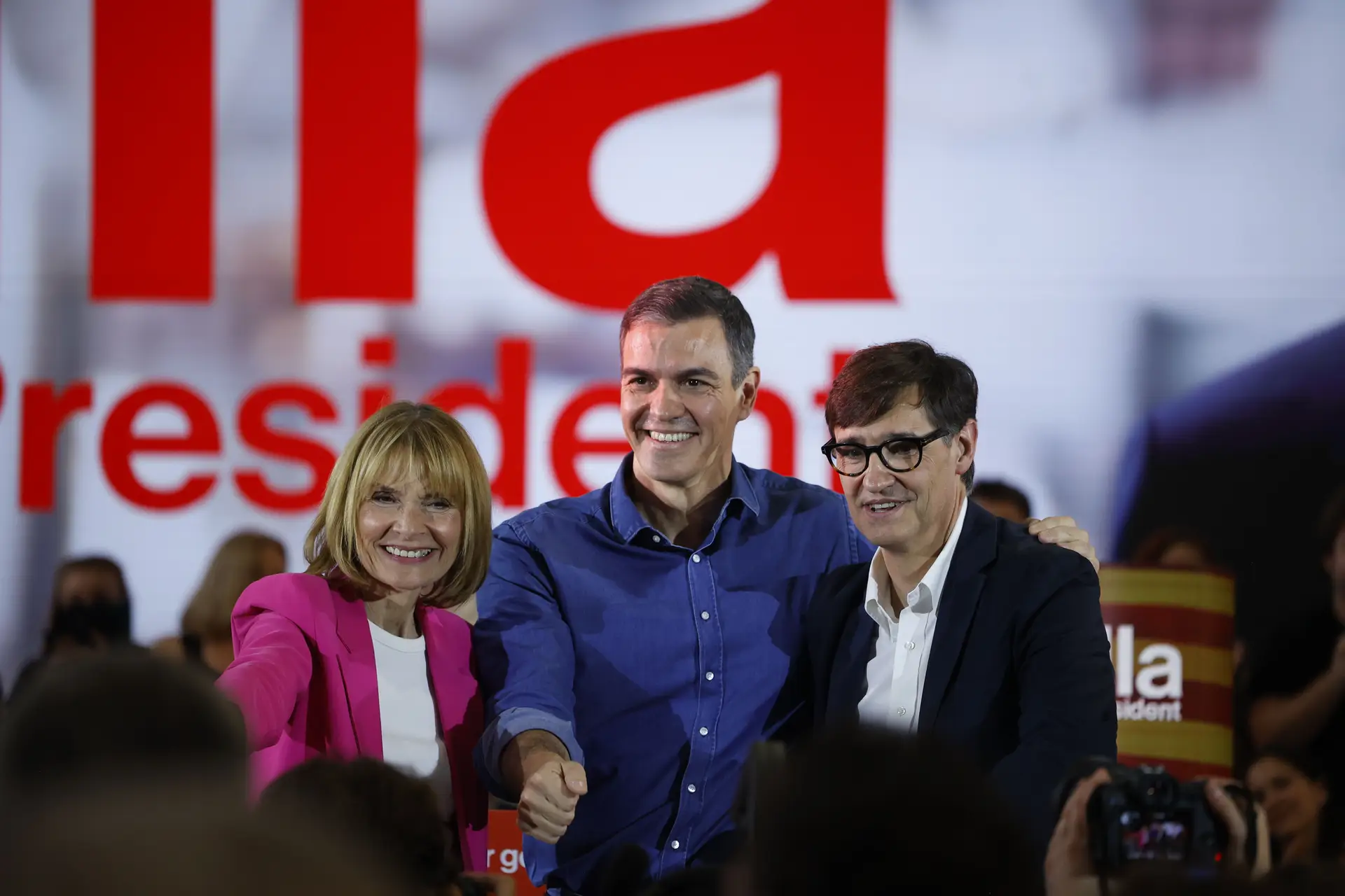 O candidato socialista Salvador Illa (à direita na imagem) num ato de campanha em Sant Boi de Llobregat, com o primeiro-ministro espanhol Pedro Sánchez e a autarca local, Lluisa Moret