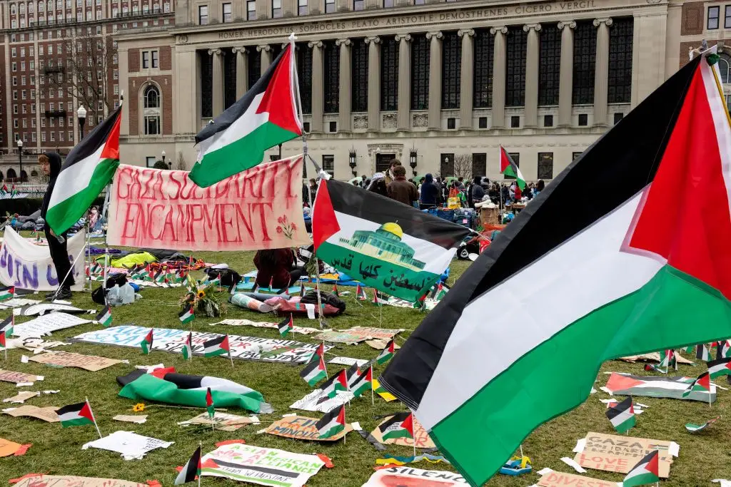 Estudantes pró-palestinianos ocuparam um relvado no campus da Universidade de Columbia, em Nova Iorque