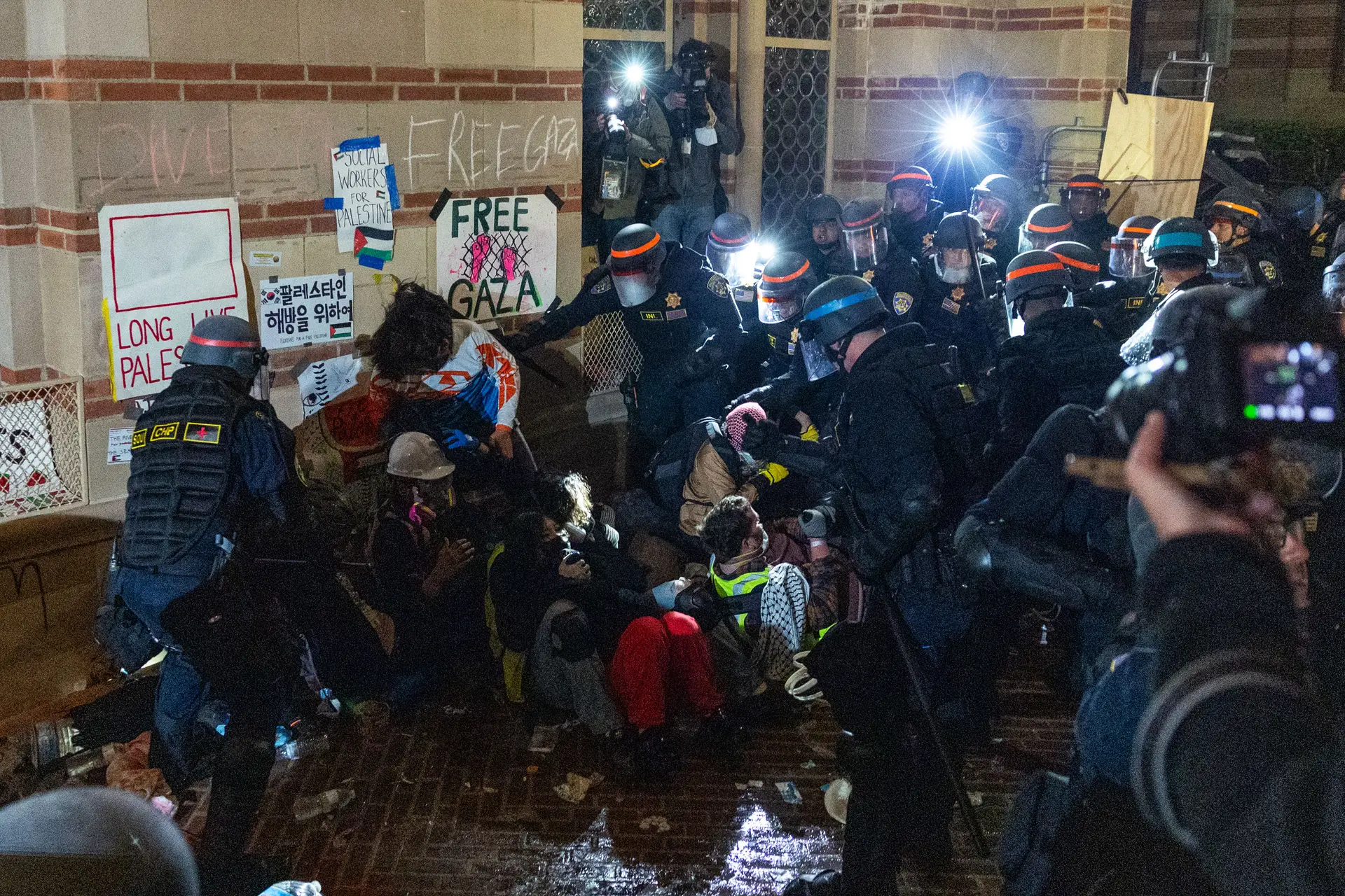 Agentes da polícia detêm manifestantes pró-palestinianos enquanto limpam um acampamento, depois de ter sido emitida uma ordem de dispersão na Universidade da Califórnia em Los Angeles (UCLA), a 2 de maio