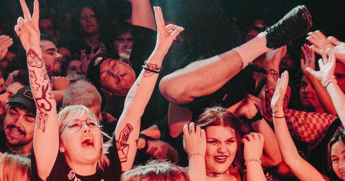 Banda australiana pede ajuda para fã gravemente ferida quando vocalista fez 'stagediving'