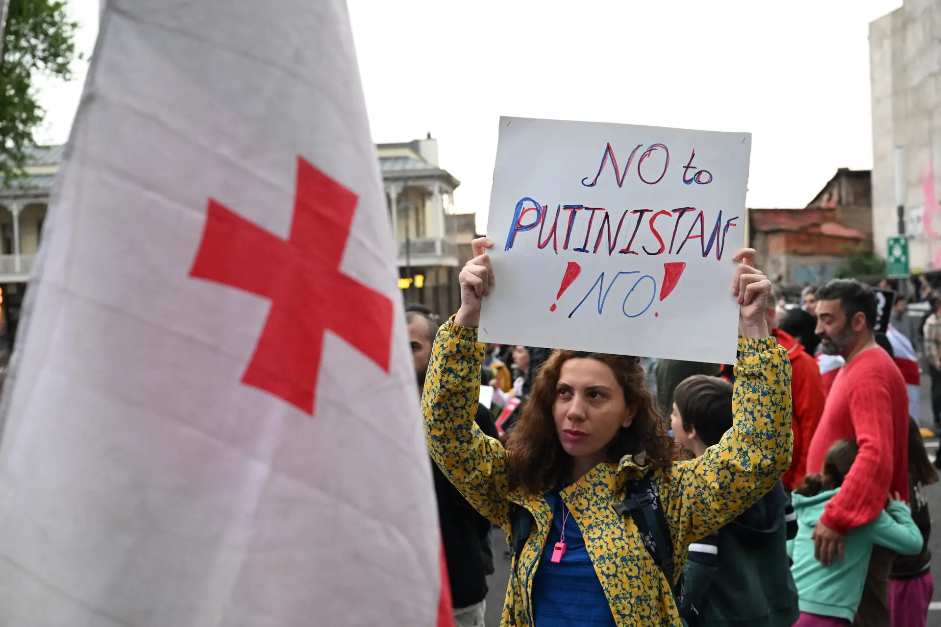 Uma mulher mostra um cartaz que diz "Não ao Putinistão"