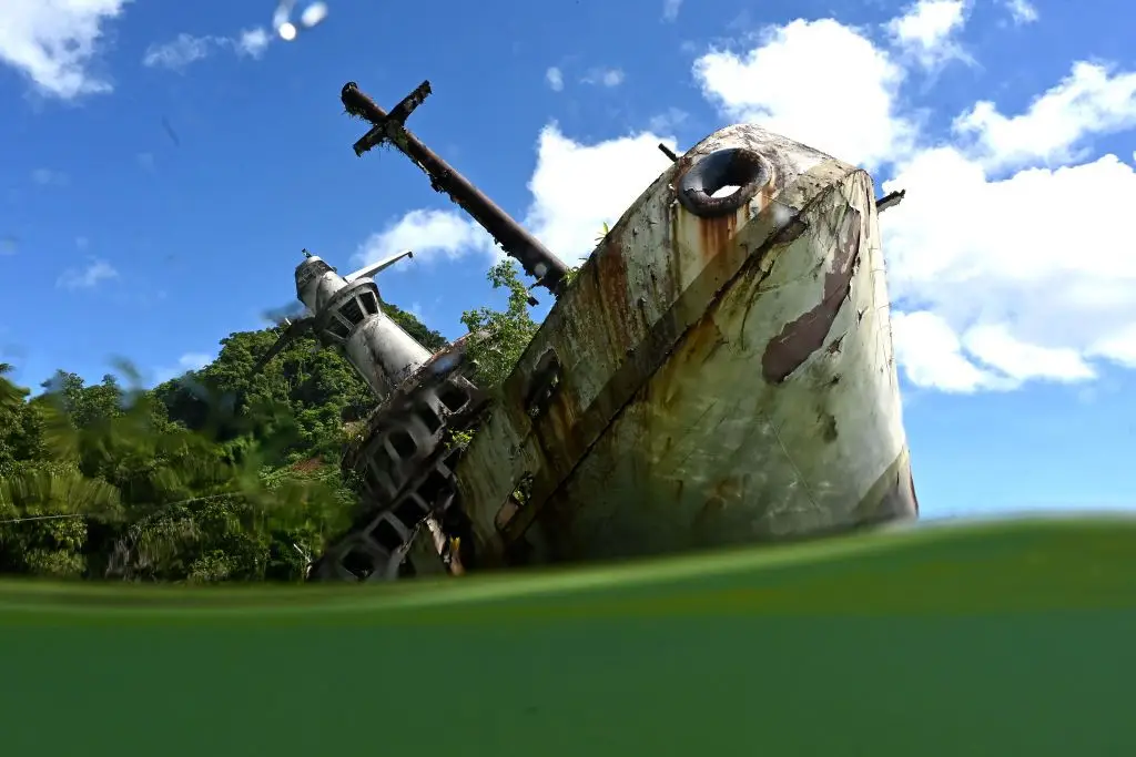 A carcaça do navio de cruzeiro MS World Discoverer, que encalhou em 2000 na baía Roderick Bay, é hoje uma atração turística nas Ilhas Salomão