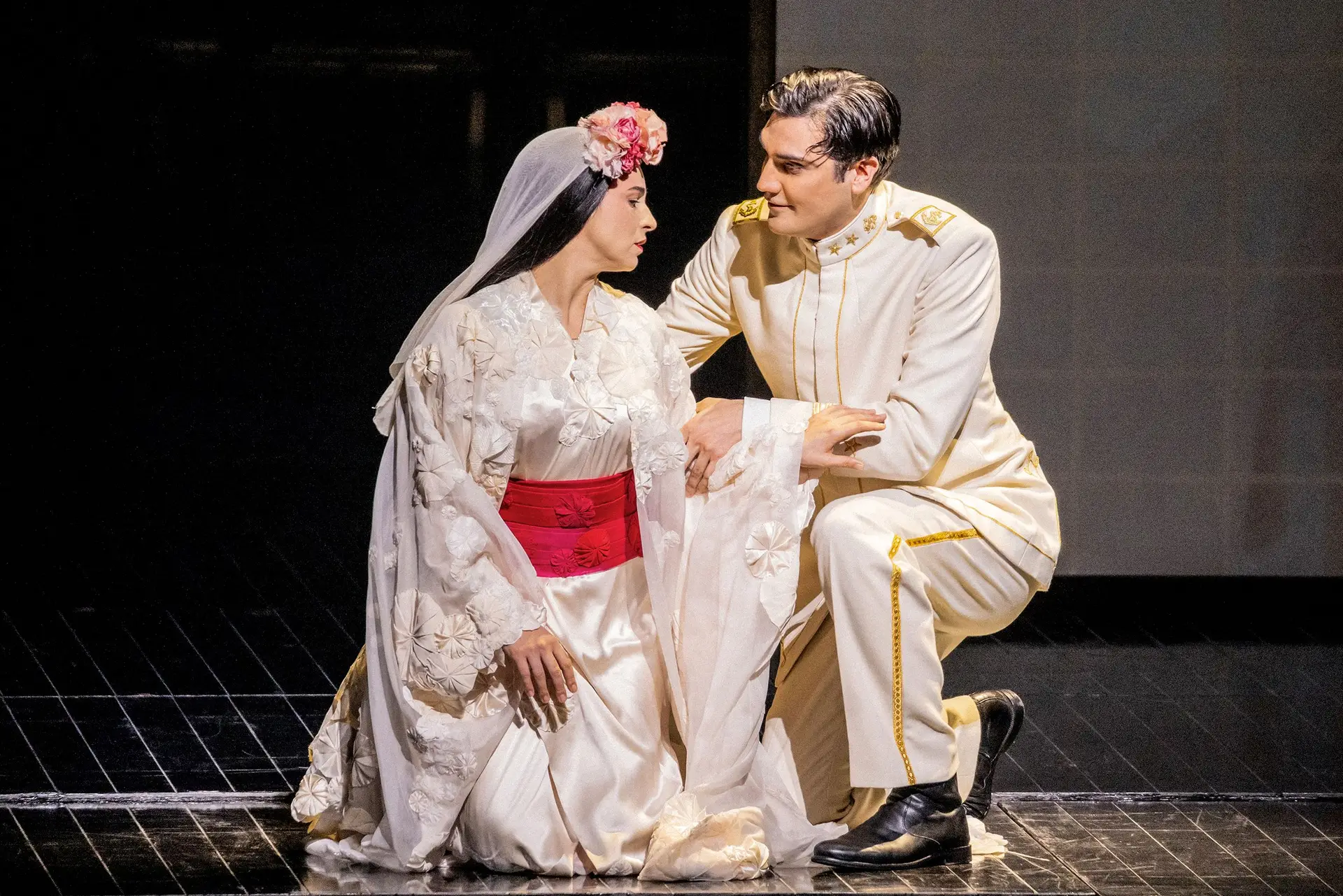 Asmik Grigorian (Cio-Cio-San) e Jonathan Tetelman (F. B. Pinkerton) na “Madama Butterfly” do Met