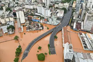 “Eu não sei o que está a acontecer no mundo”: veja as imagens do “maior desastre climático” que atingiu Rio Grande do Sul no Brasil