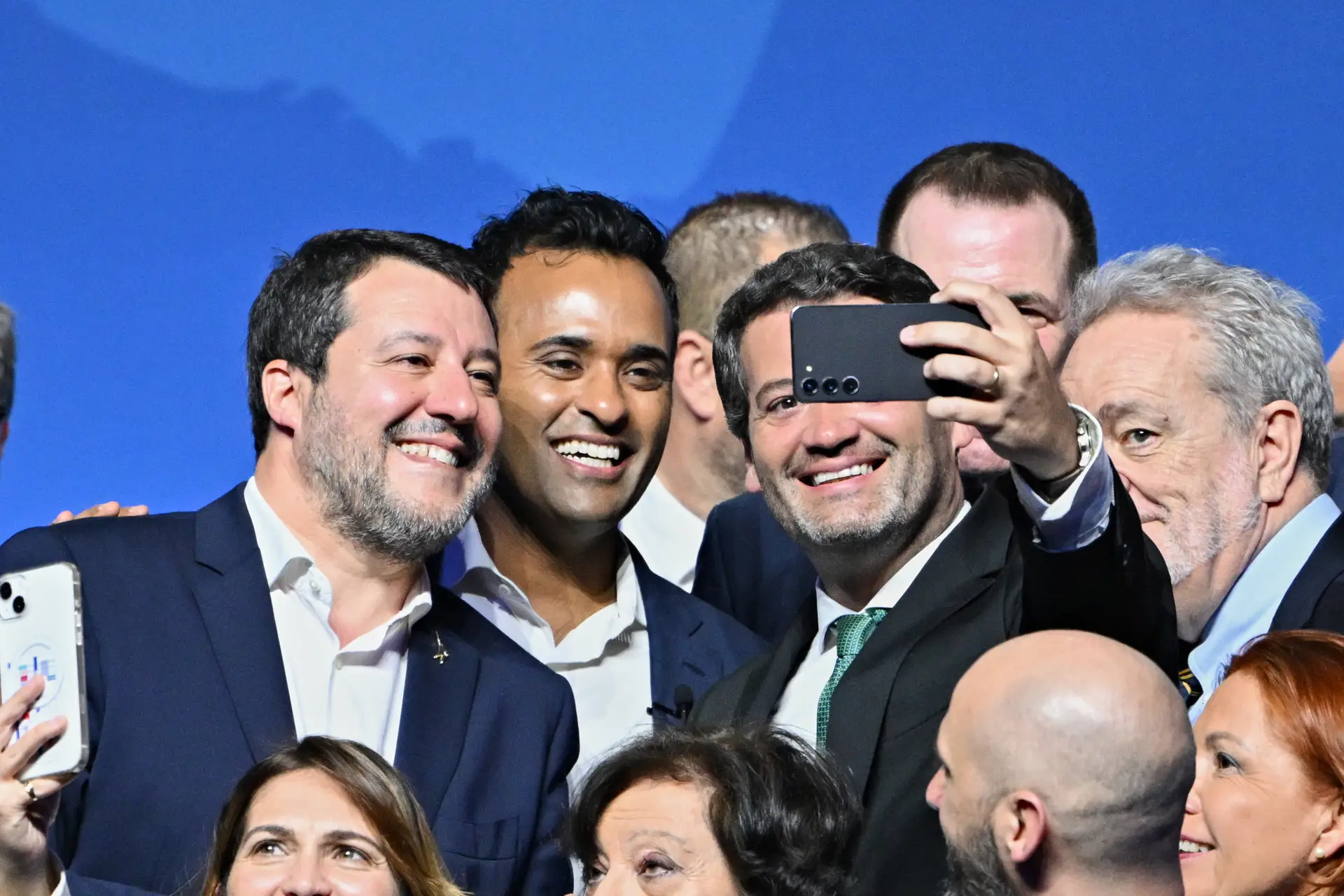 O presidente do Chega, André Ventura (ao centro da imagem) com o italiano Matteo Salvini (à esquerda) e outros dirigentes do grupo de extrema-direita europeu Identidade e Democracia, num encontro em Roma