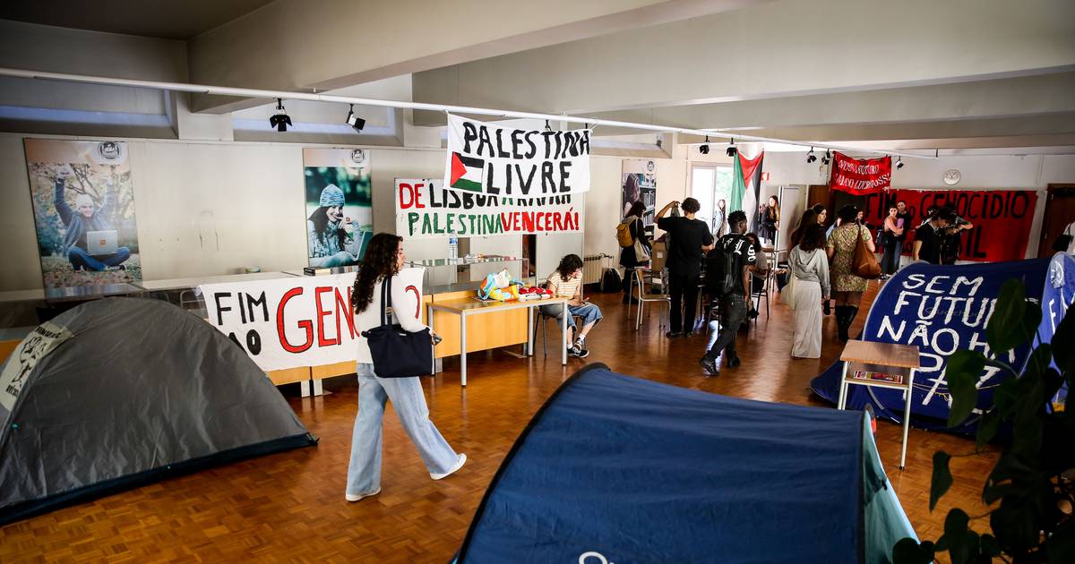 “Inspirados” pelos protestos nos EUA, estudantes acampam na Faculdade de Psicologia de Lisboa