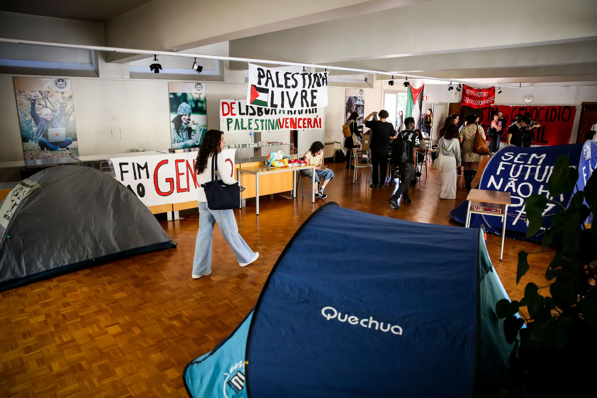 Ocupação da Faculdade de Psicologia da Universidade de Lisboa organizada pelo movimento Greve Climática Estudantil e por vários núcleos de estudantes que pedem justiça para a Palestina